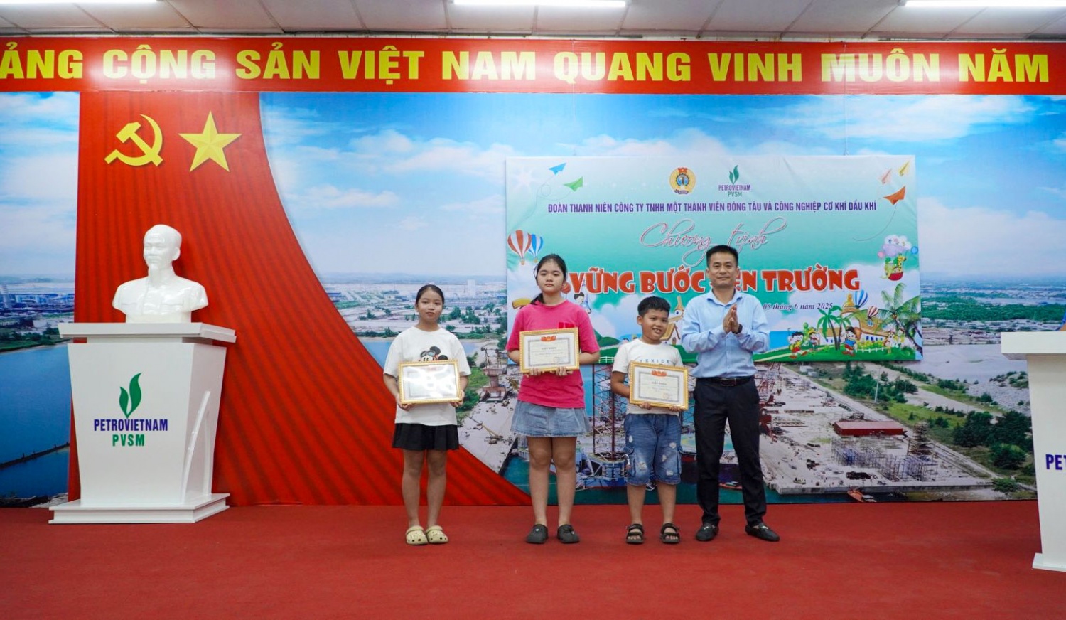 Đồng chí Huỳnh Tấn Bình, Chủ tịch Công đoàn PVSM trao Giấy khen cho các em đạt thành tích cao trong học tập