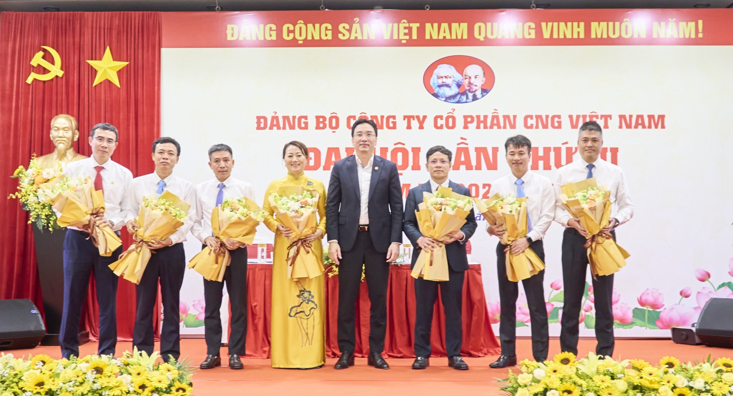 Đồng chí Nguyễn Thanh Bình - Bí thư Đảng ủy, Chủ tịch HĐQT PV GAS chúc mừng Ban Chấp hành Đảng bộ PV GAS CNG nhiệm kỳ 2025 – 2030