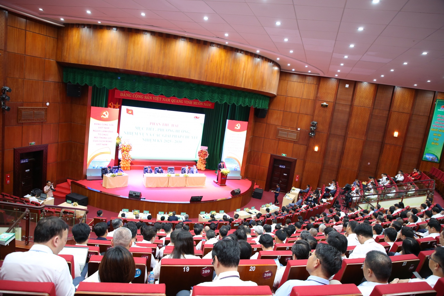 Đại hội Đảng bộ Vietsovpetro lần thứ XII: Mở rộng không gian phát triển, giữ vững vai trò chủ lực Đại hội Đảng bộ Vietsovpetro lần thứ XII: Mở rộng không gian phát triển, giữ vững vai trò chủ lực