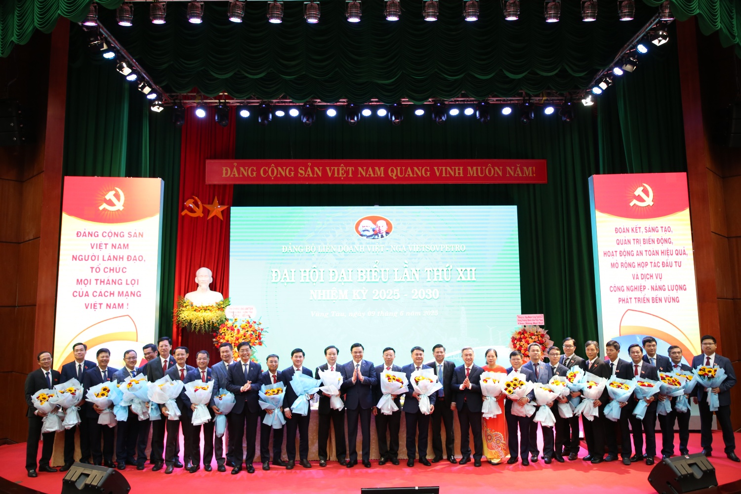 Đại hội Đảng bộ Vietsovpetro lần thứ XII: Mở rộng không gian phát triển, giữ vững vai trò chủ lực Đại hội Đảng bộ Vietsovpetro lần thứ XII: Mở rộng không gian phát triển, giữ vững vai trò chủ lực