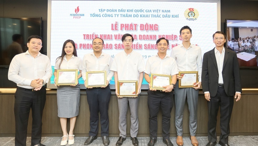 Lãnh đạo và Công đoàn PVEP trao khen thưởng cho các tập thể, cá nhân có thành tích xuất sắc trong Tuần lễ sáng tạo năm 2024.