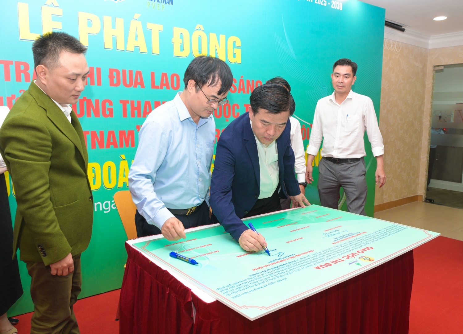 Đại diện Công đoàn, các phòng/ban PVEP ký Giao ước thi đua tại  Lễ phát động phong trào lao động sáng tạo;