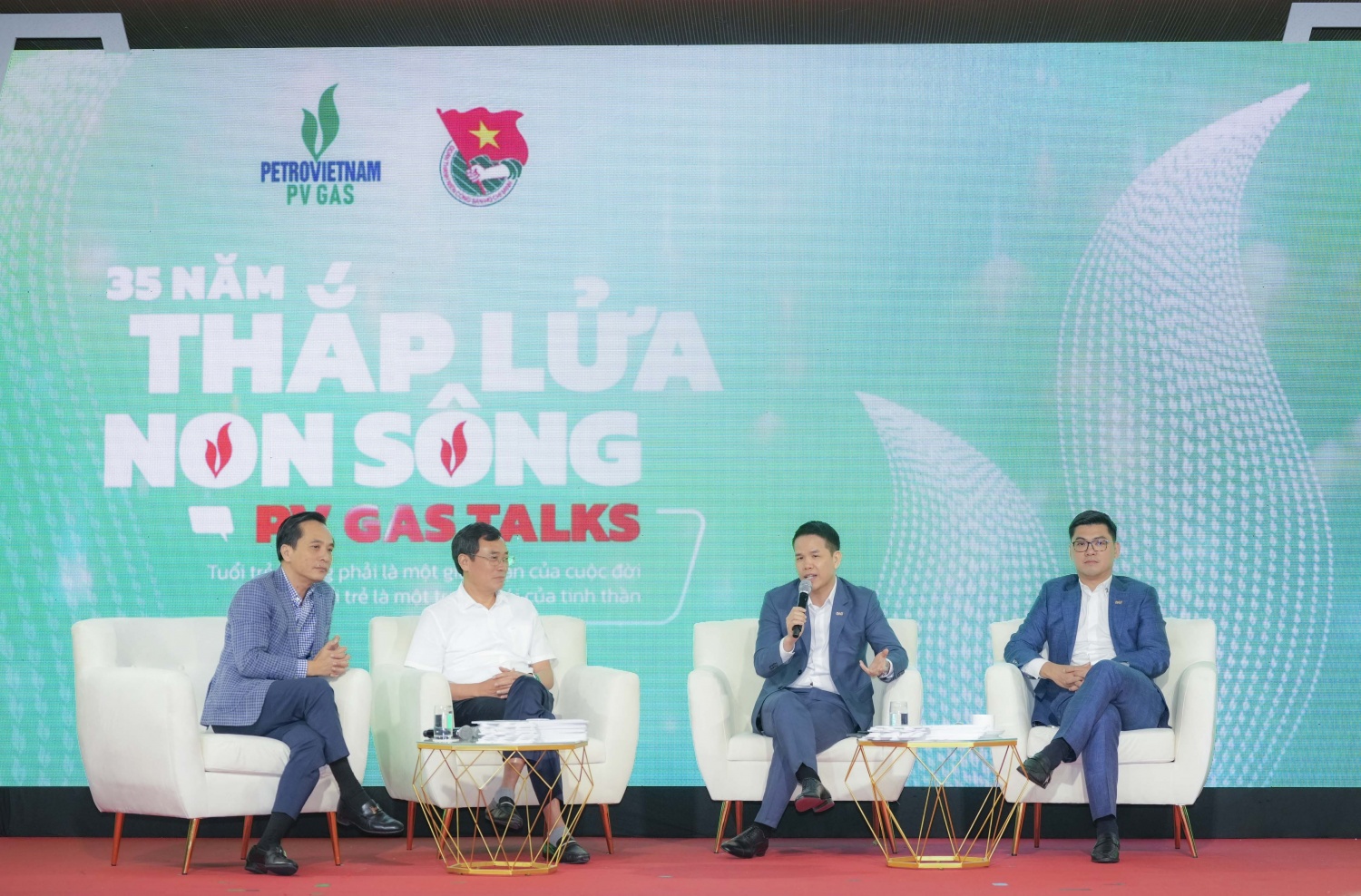 PV GAS Talks “35 năm - Thắp lửa non sông”, tạo ra một diễn đàn trao đổi, chia sẻ ý tưởng, kết nối giữa tuổi trẻ PV GAS và lãnh đạo Tổng công ty. Qua đó truyền cảm hứng, động lực mạnh mẽ cho thanh niên trong hành trình sán