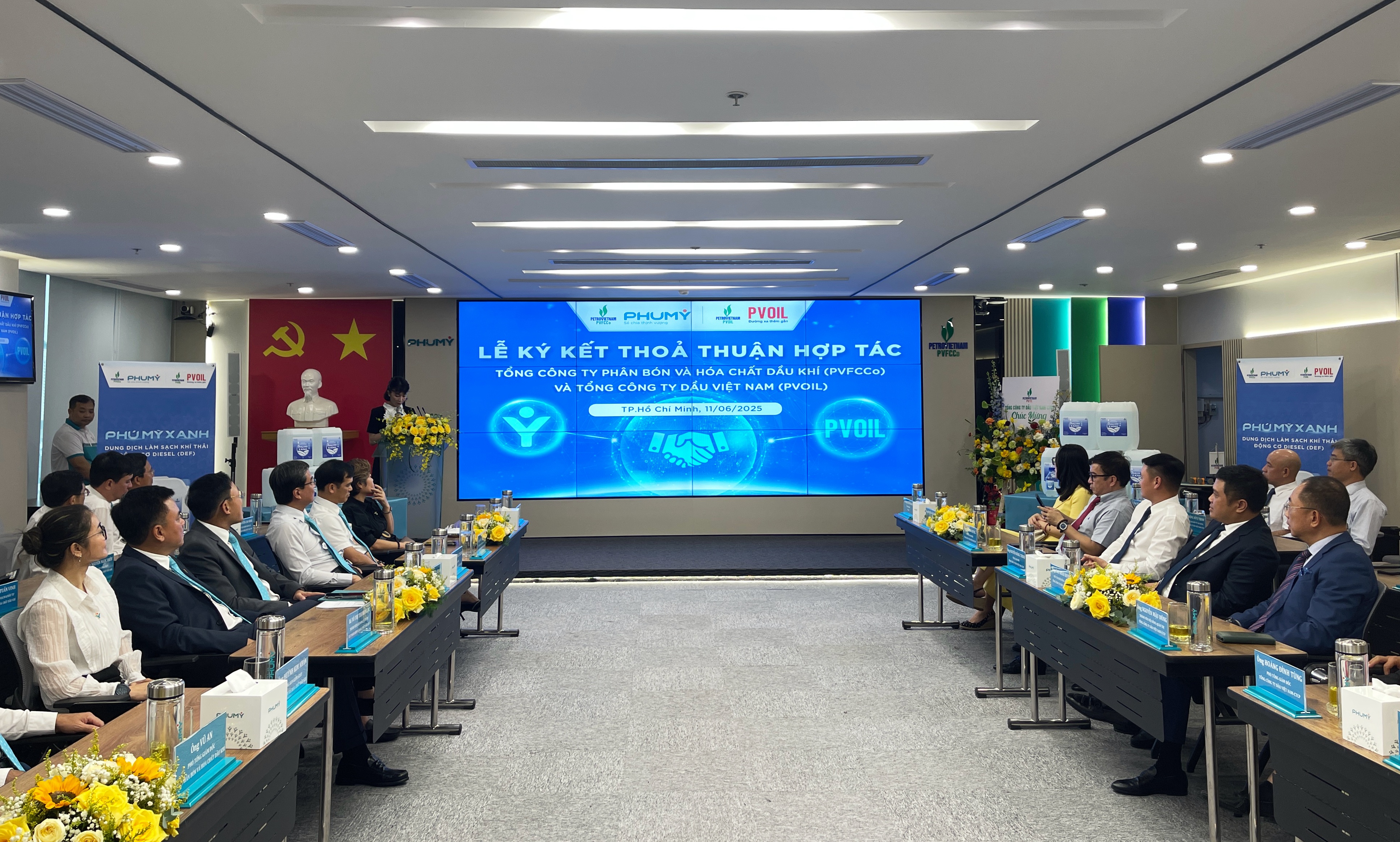 PVFCCo   Phú Mỹ và PVOIL ký kết thỏa thuận hợp tác trong lĩnh vực dịch vụ, thương mại và hóa chất