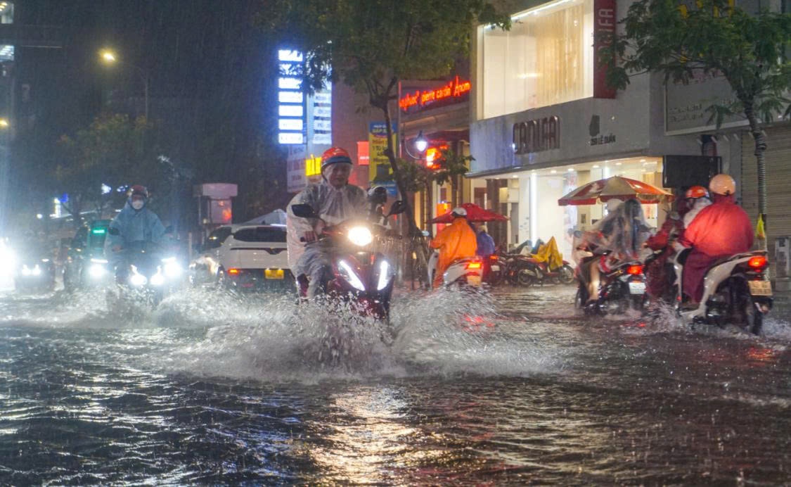 Bão số 1 mạnh lên gây mưa lớn tại các tỉnh miền Trung