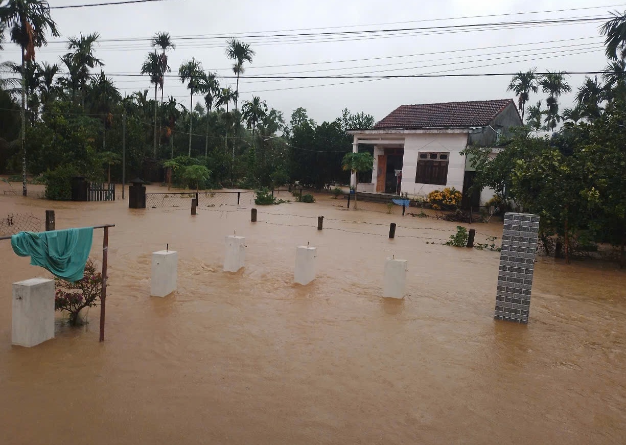 Quảng Nam: Mưa lớn khiến một ngôi làng bị cô lập