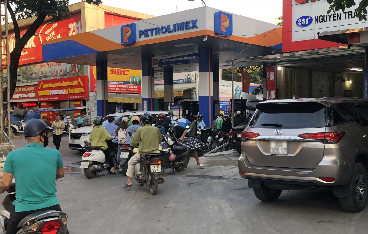 Giá xăng dầu tăng lần thứ ba liên tiếp, RON 95 tiến sát mốc 20.000 đồng/lít