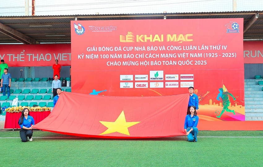 Nghi thức chào cờ khai mạc Giải bóng đá 
