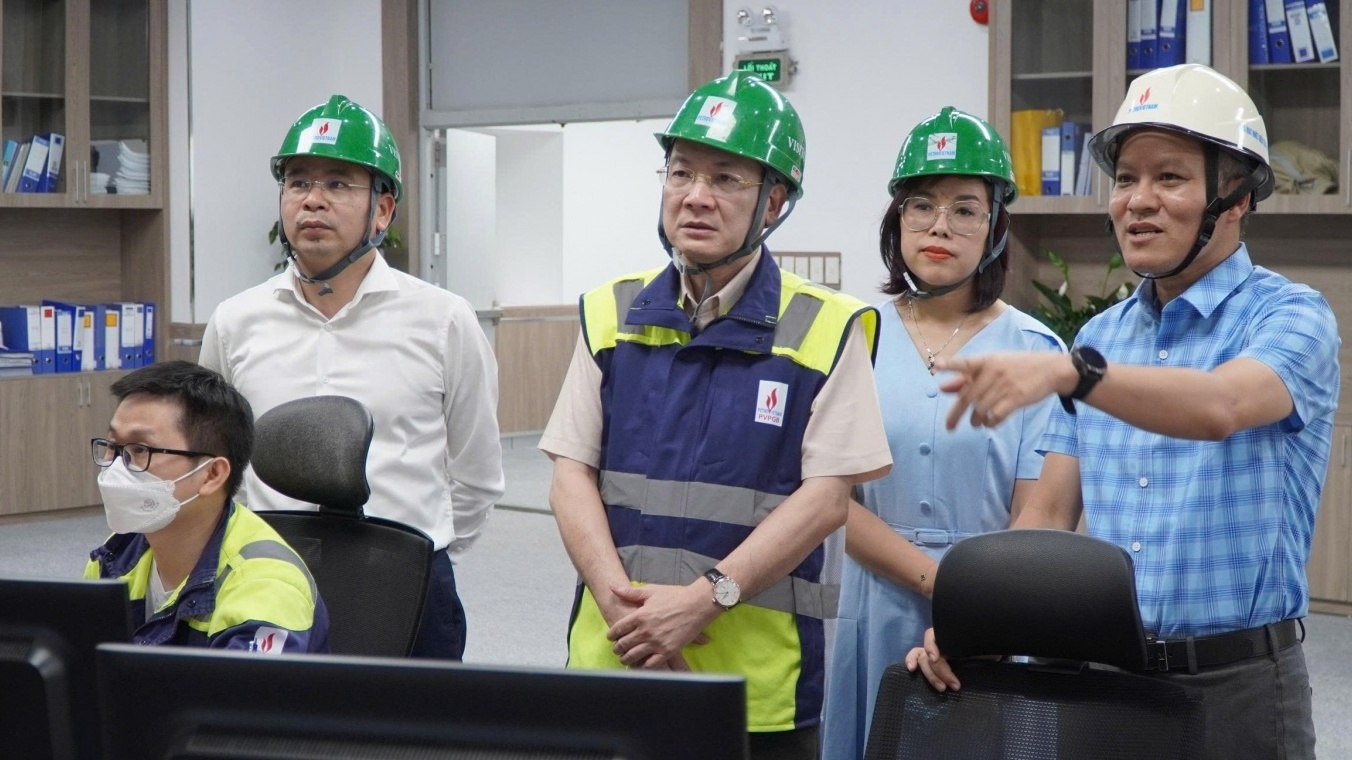 Thành viên HĐTV Petrovietnam Phạm Tuấn Anh kiểm tra hoạt động của NMNĐ Thái Bình 2