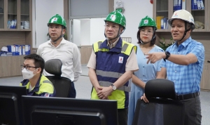 Thành viên HĐTV Petrovietnam Phạm Tuấn Anh kiểm tra hoạt động của NMNĐ Thái Bình 2