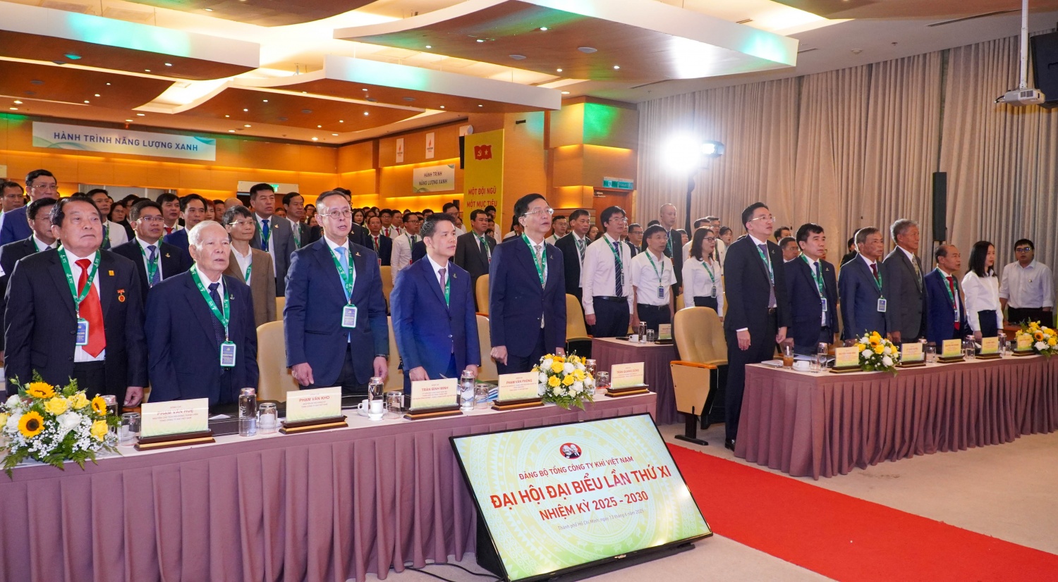 Các đại biểu thực hiện nghi lễ chào cờ 