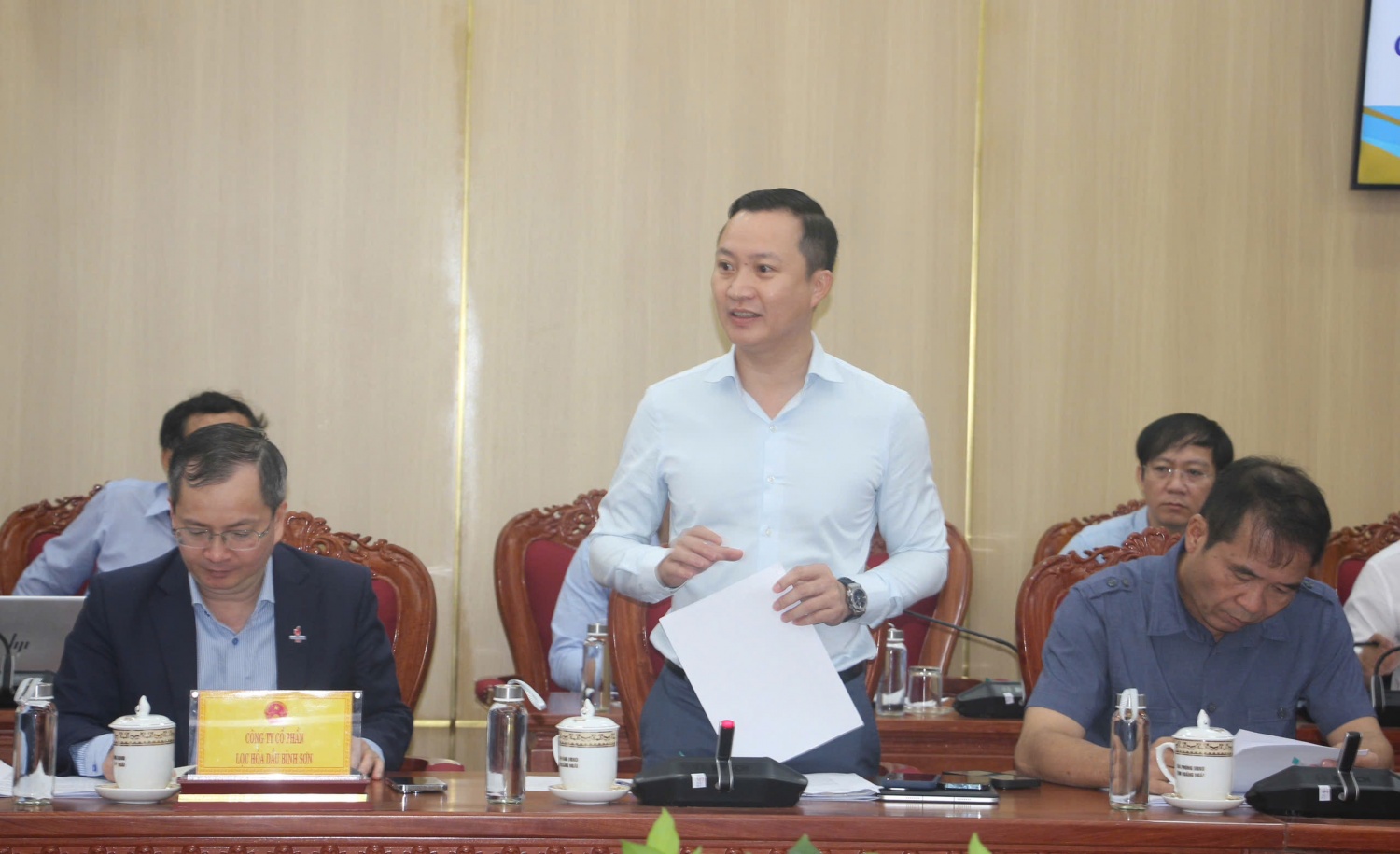 Ông Phạm Minh Nghĩa - Phó Tổng Giám đốc BSR trình bày các kiến nghị  tại cuộc họp.