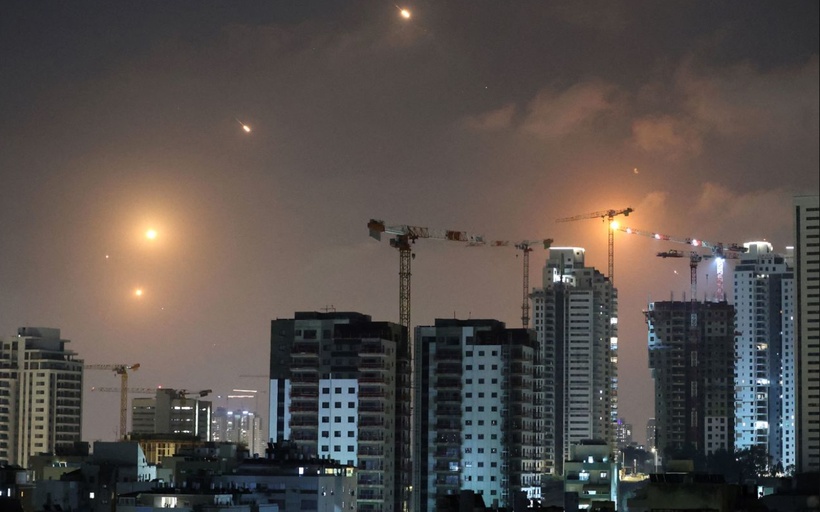 Giá dầu "leo dốc" khi Iran nã tên lửa trả đũa Israel