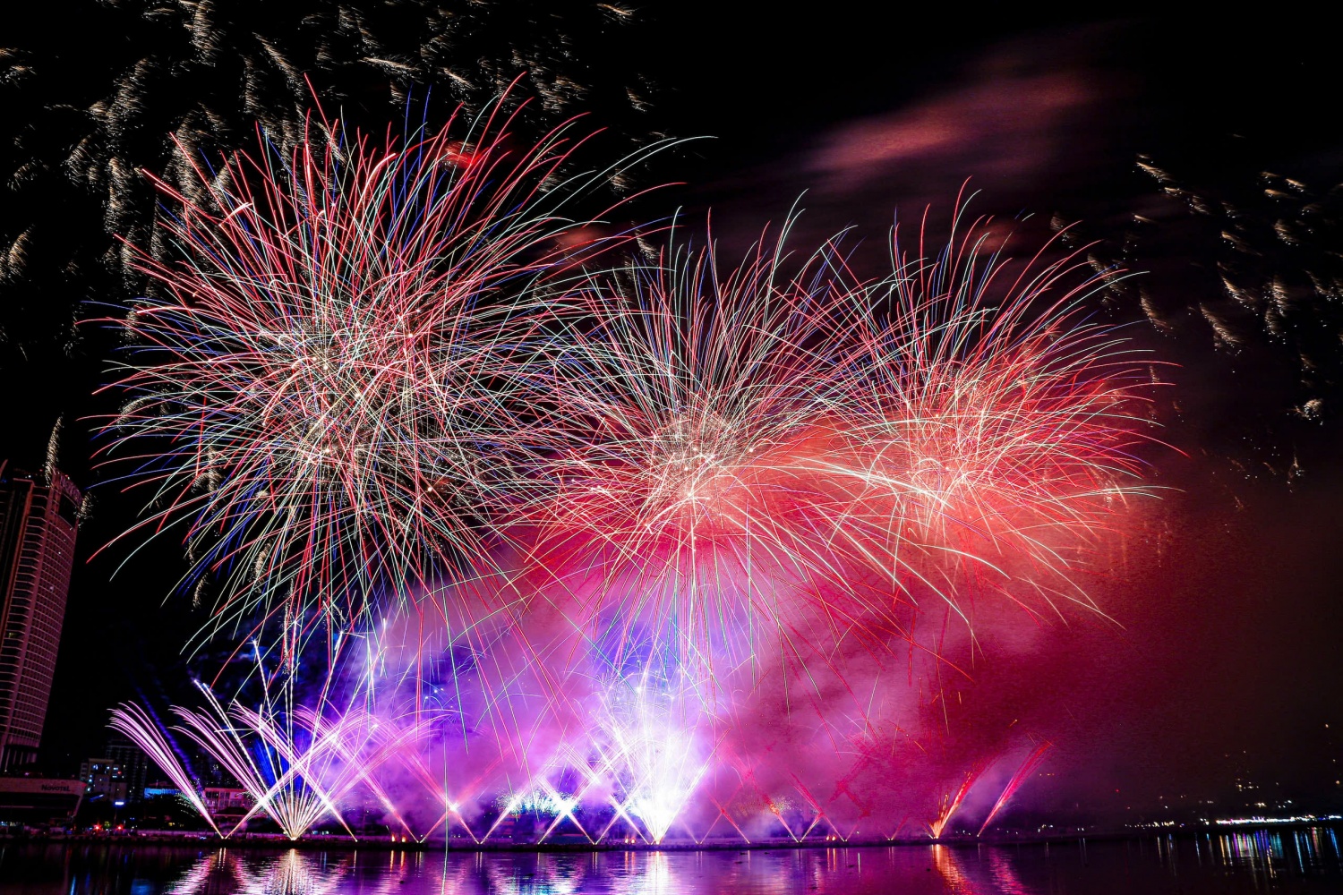 Mở màn đêm thi, đội Orion Fireworks đến từ Canada đã trình bày phần bắn pháo hoa với tên gọi “Star Dust - Ánh sao ma thuật”. Với bản giao hưởng ánh sáng rực sắc, phần trình diễn đã khơi gợi nhiều cảm hứng và đưa khán giả đến với những sự bất ngờ khi ánh s