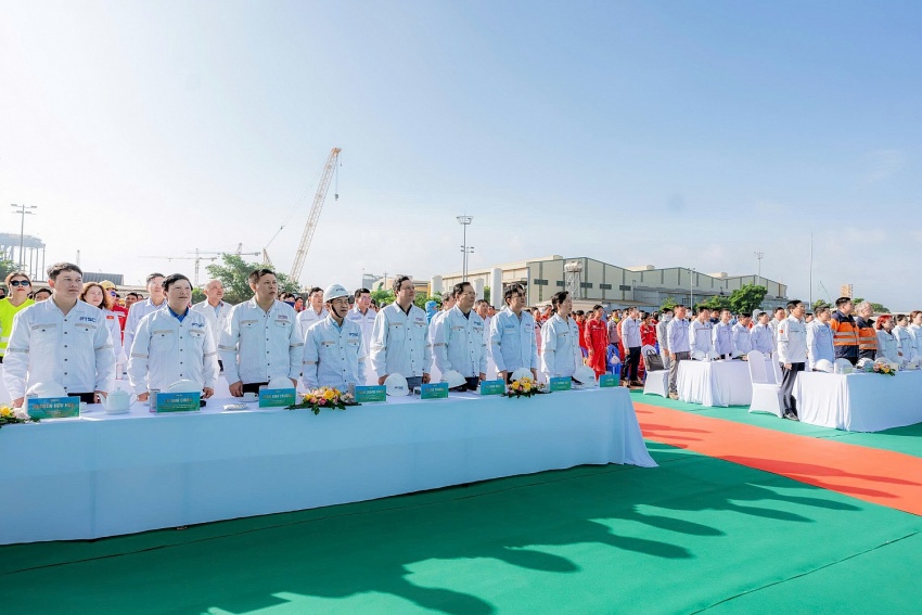 Gắn biển công trình Chân đế điện gió, chào mừng Đại hội Đảng