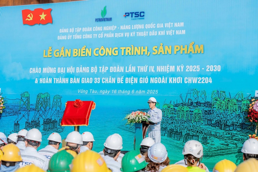 Gắn biển công trình Chân đế điện gió, chào mừng Đại hội Đảng
