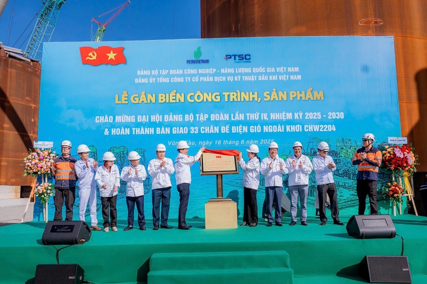 Gắn biển công trình Chân đế điện gió, chào mừng Đại hội Đảng