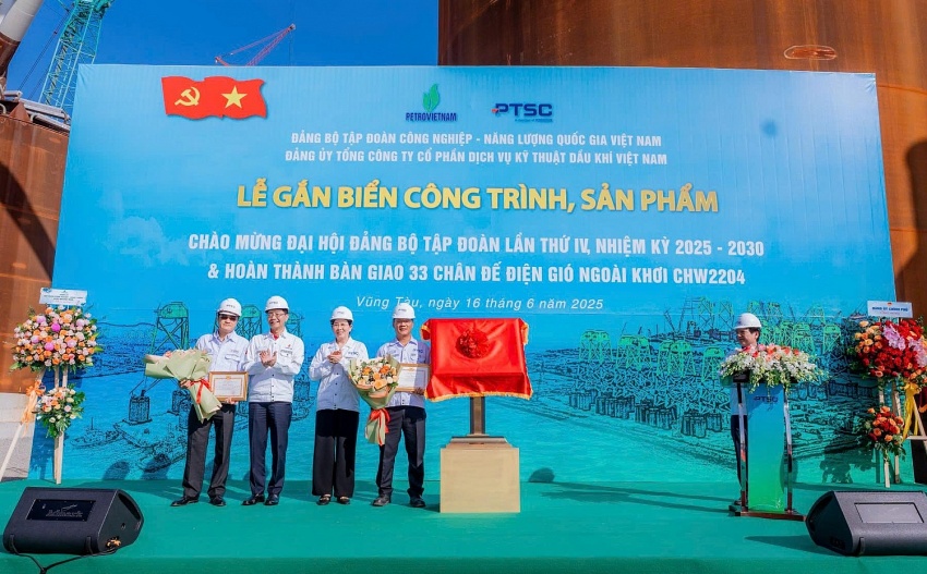 Gắn biển công trình Chân đế điện gió, chào mừng Đại hội Đảng