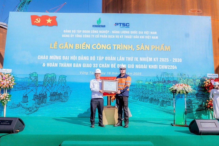 Gắn biển công trình Chân đế điện gió, chào mừng Đại hội Đảng