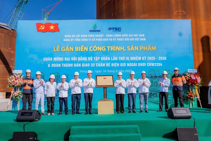 Gắn biển công trình Chân đế điện gió, chào mừng Đại hội Đảng