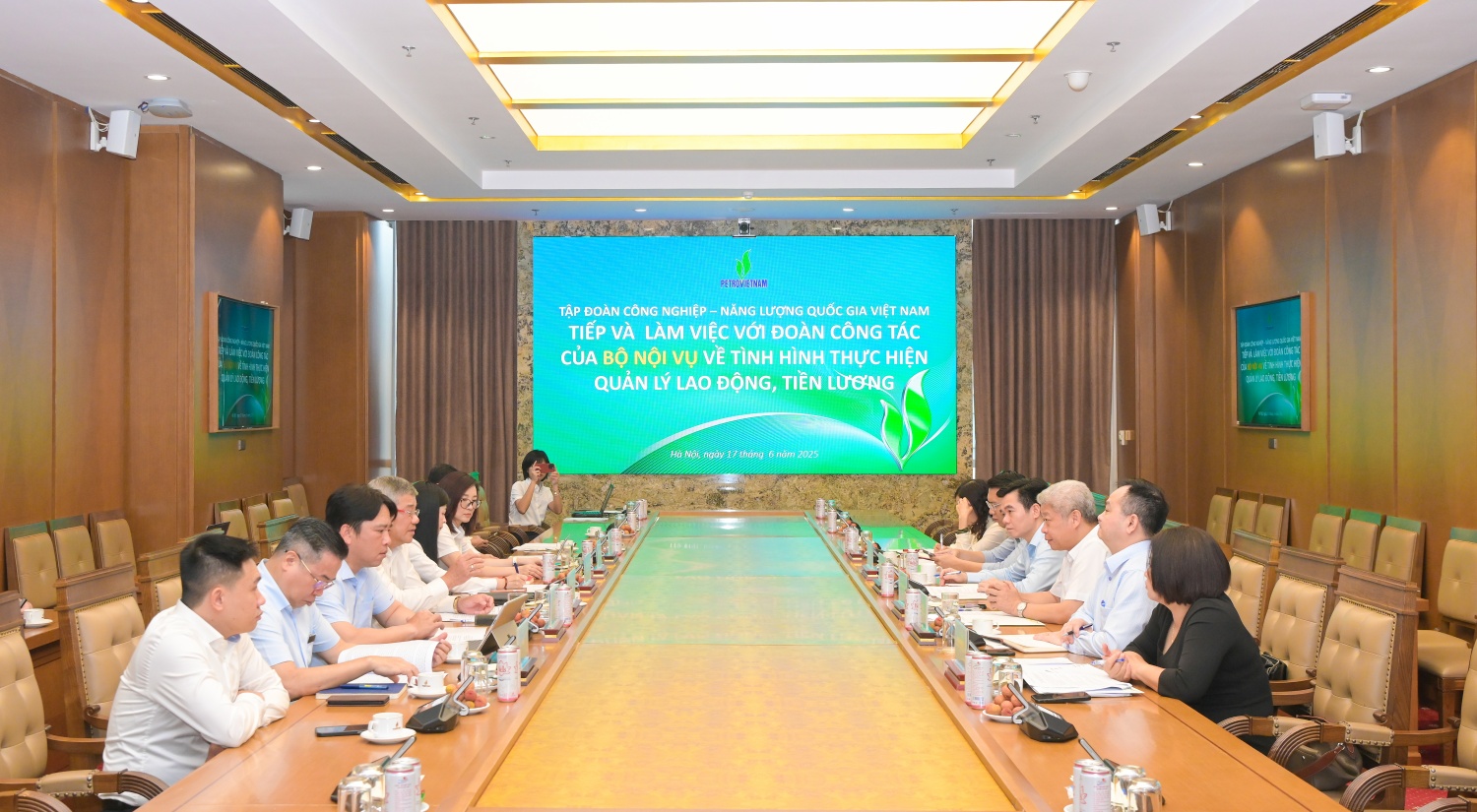 Thứ trưởng Bộ Nội vụ làm việc với Petrovietnam về quản lý lao động, tiền lương
