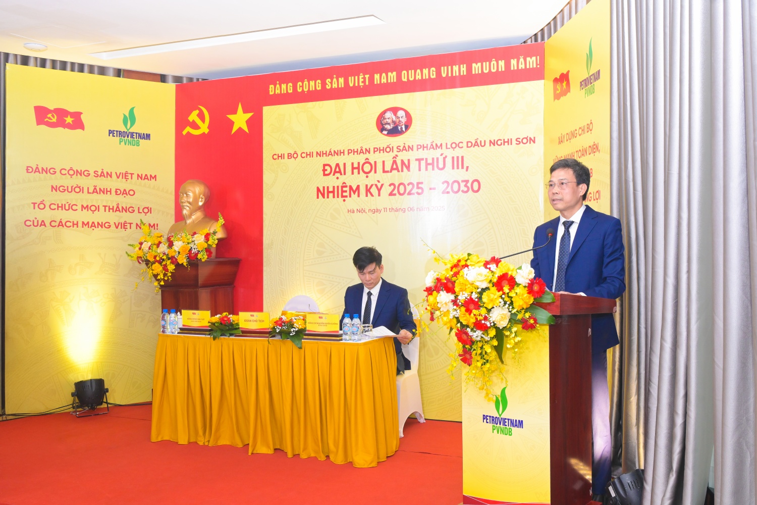 Đồng chí Vũ Văn Tuất - Chi ủy viên Chi bộ trình bày Báo cáo kiểm điểm sự lãnh đạo, chỉ đạo của tập thể Chi ủy PVNDB nhiệm kỳ 2020-2025