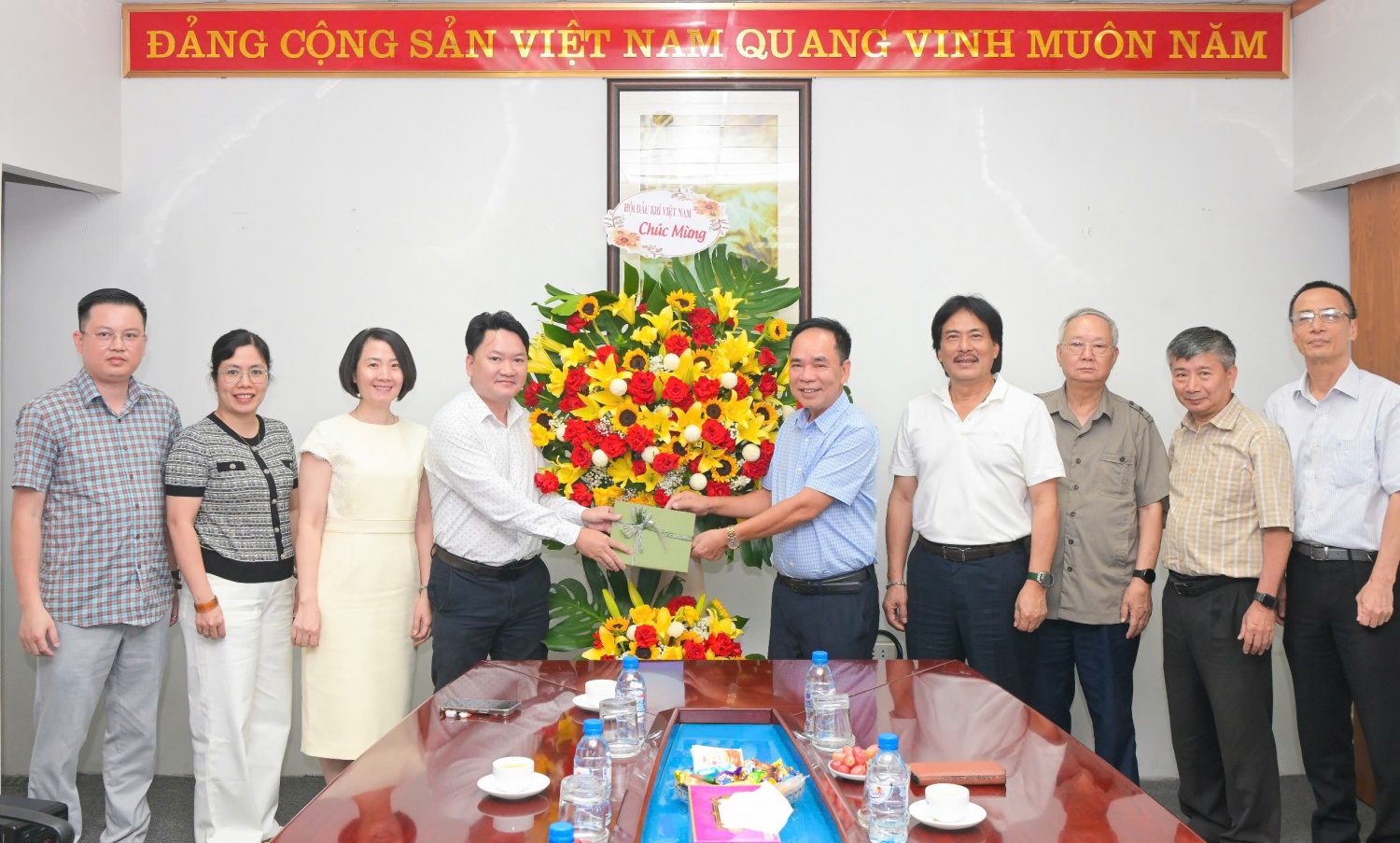 Lãnh đạo Hội Dầu khí Việt Nam chúc mừng Tạp chí Năng lượng Mới - PetroTimes nhân kỷ niệm 100 năm Ngày Báo chí Cách mạng Việt Nam