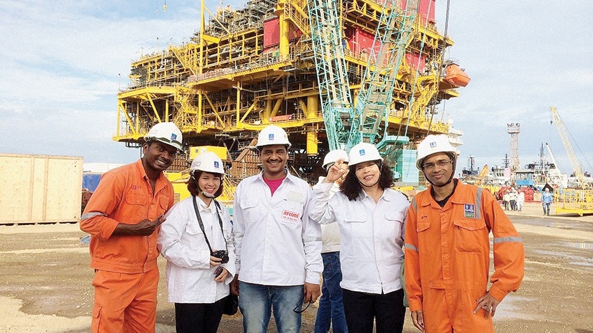 “Vượt nắng, thắng mưa” trên những công trường