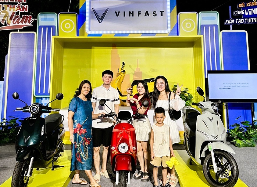 Mua VinFast Evo200, trúng thưởng thêm Motio, chủ xe dùng luôn 2 xe để “lan tỏa sống xanh”