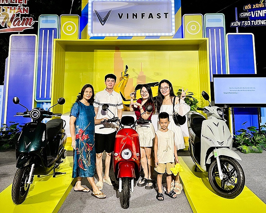 Mua VinFast Evo200, trúng thưởng thêm Motio, chủ xe dùng luôn 2 xe để “lan tỏa sống xanh”