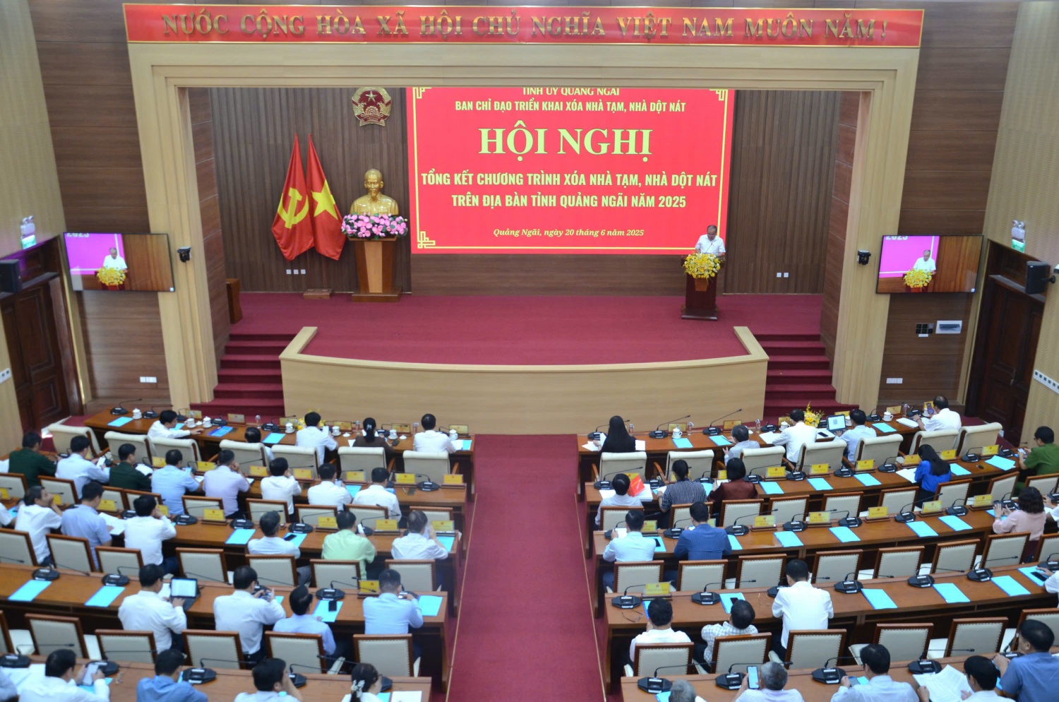 Toàn cảnh hội nghị tổng kết chương trình xóa nhà tạm, nhà dột nát trên địa bàn tỉnh Quảng Ngãi năm 2025.