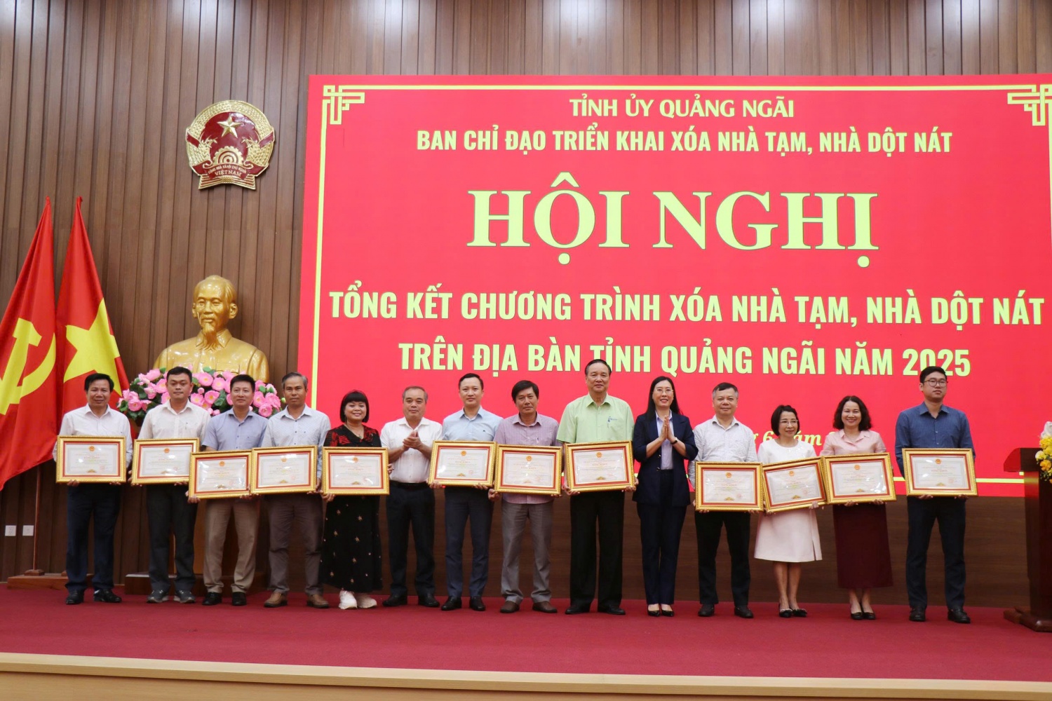 Lãnh đạo tỉnh Quảng Ngãi trao tặng bằng khen cho các tập thể đóng góp tích cực trong chương trình xoá nhà tạm, nhà dột nát trên địa bàn tỉnh Quảng Ngãi trong năm 2025.