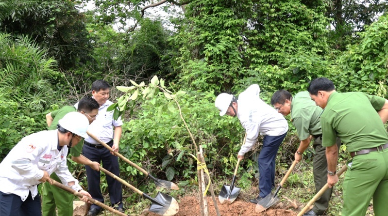 Vietsovpetro khởi công công trình “Đường hoa bằng lăng - hoa giấy” tại Côn Đảo