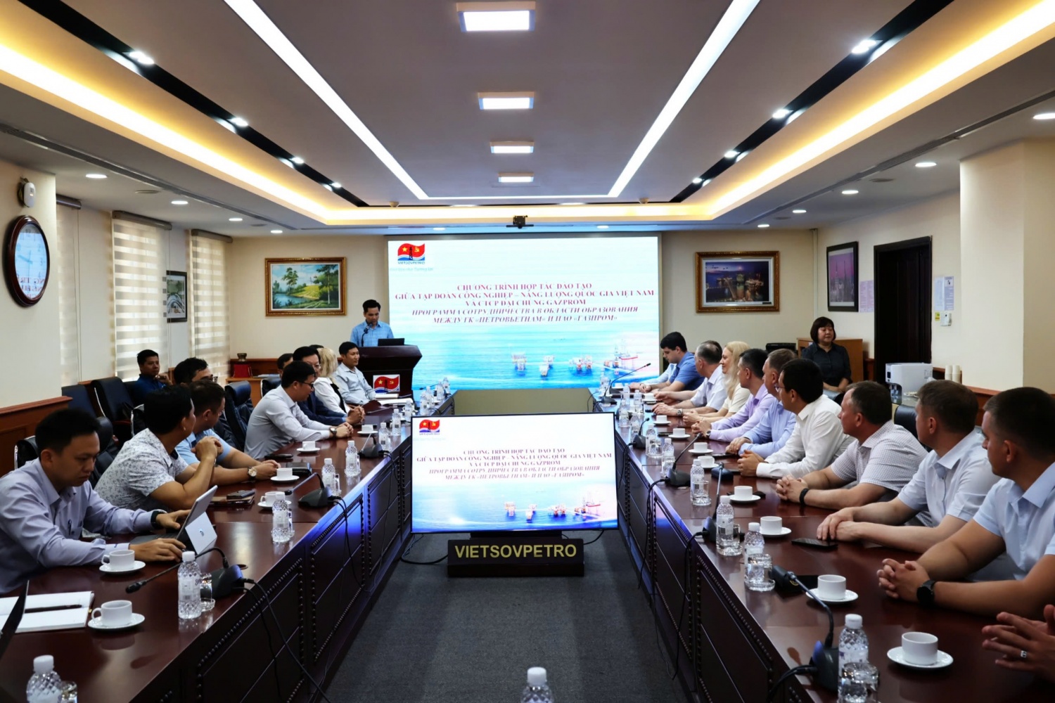 Đoàn cán bộ, chuyên gia Gazprom thăm, tìm hiểu và trao đổi kinh nghiệm tại Vietsovpetro