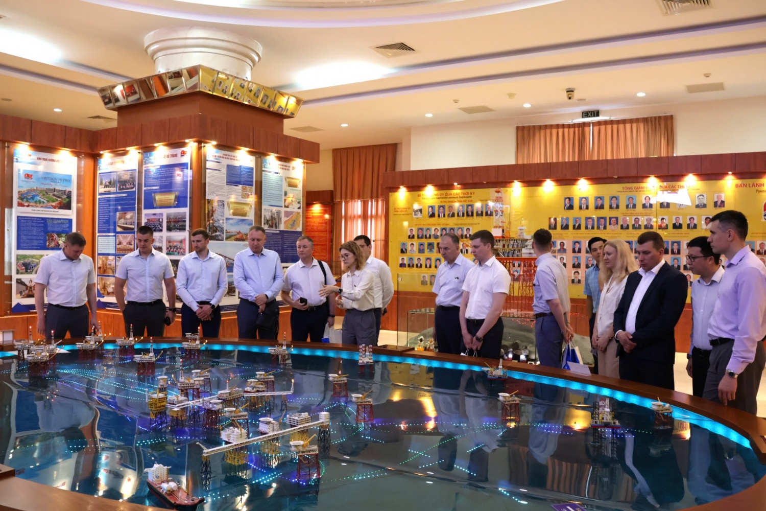 Đoàn cán bộ, chuyên gia Gazprom thăm, tìm hiểu và trao đổi kinh nghiệm tại Vietsovpetro