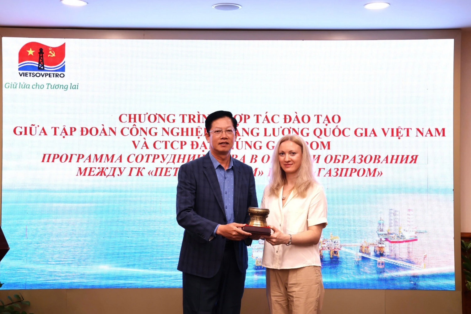 Đoàn cán bộ, chuyên gia Gazprom thăm, tìm hiểu và trao đổi kinh nghiệm tại Vietsovpetro
