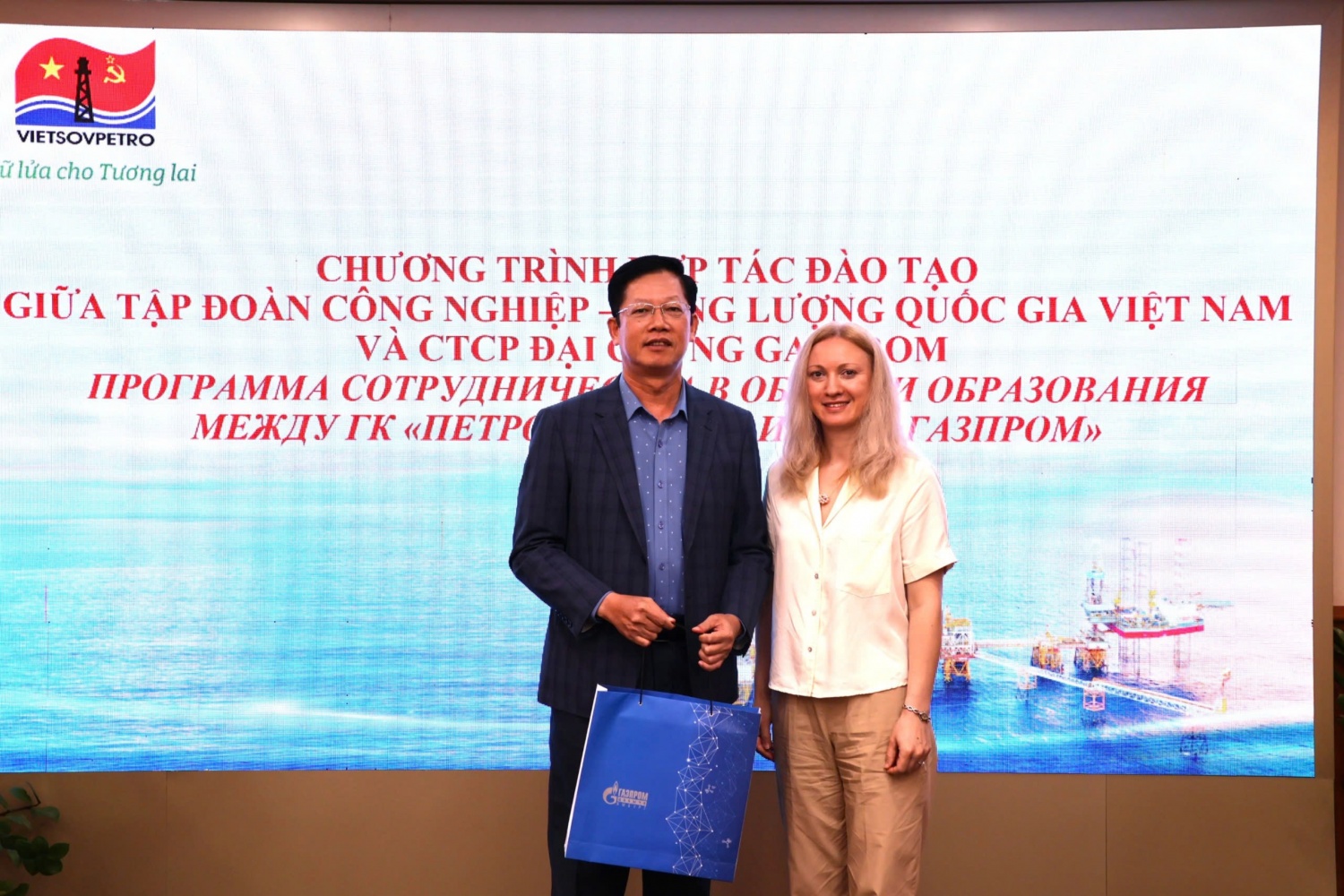 Đoàn cán bộ, chuyên gia Gazprom thăm, tìm hiểu và trao đổi kinh nghiệm tại Vietsovpetro