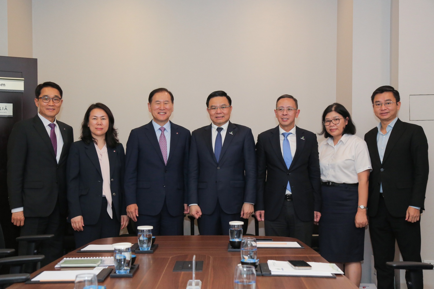 Chủ tịch HĐTV Tập đoàn chụp ảnh lưu niệm cùng ông Kim Dong Sub, Chủ tịch kiêm Tổng Giám đốc KNOC