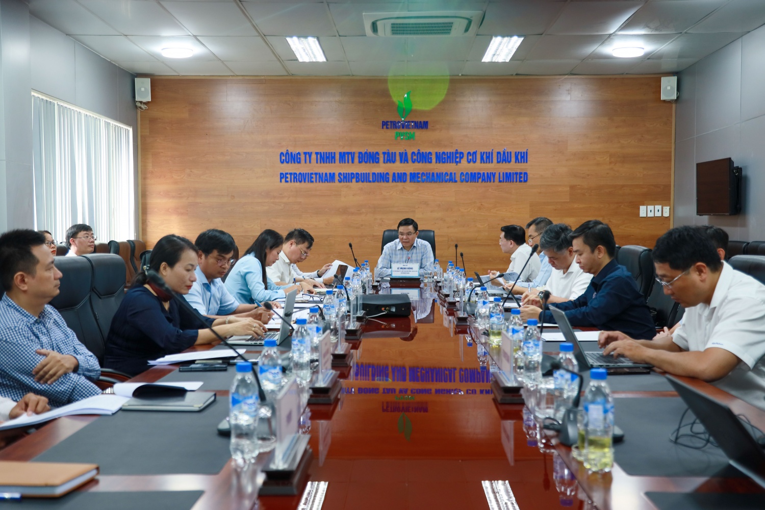 Quang cảnh buổi làm việc của Petrovietnam với PVSM do ông Lê Mạnh Hùng – Chủ tịch HĐTV Petrovietnam chủ trì.