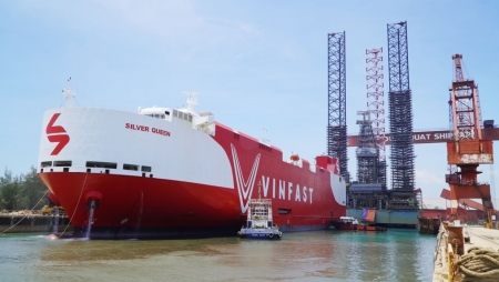 PVSM tiếp nhận tàu vận chuyển chuyên chở xe của VinFast vào dock sửa chữa