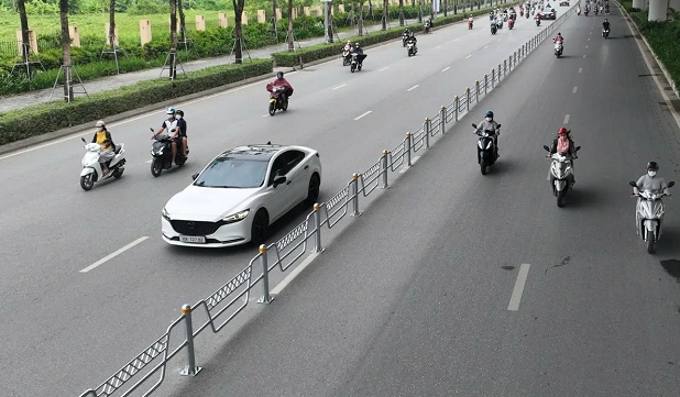 Hà Nội lắp dải phân cách trên đường Võ Chí Công, Phạm Văn Đồng