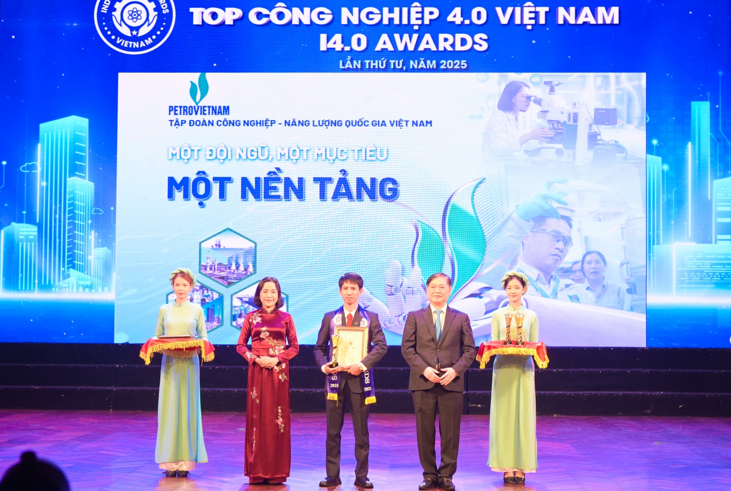 Petrovietnam được vinh danh Top 10 doanh nghiệp Công nghiệp 4.0 Việt Nam năm 2025