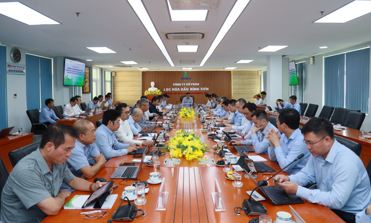 Toàn cảnh buổi làm việc giữa Petrovietnam với BSR về công tác thúc đẩy SXKD năm 2025, kế hoạch 5 năm giai đoạn 2026 – 2030 và chiến lược phát triển BSR đến năm 2030, tầm nhìn 2050.