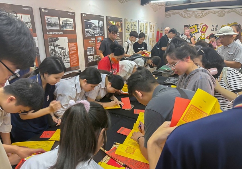 Trong khung cảnh cổ kính của Văn Miếu, sự kết nối giữa quá khứ và hiện tại, giữa các thế hệ học trò xưa và nay như được nối dài thêm qua từng bước chân sĩ tử mùa thi. Trong khung cảnh cổ kính của Văn Miếu, sự kết nối giữa quá khứ và hiện tại, giữa các thế hệ học trò xưa và nay như được nối dài thêm qua từng bước chân sĩ tử mùa thi.