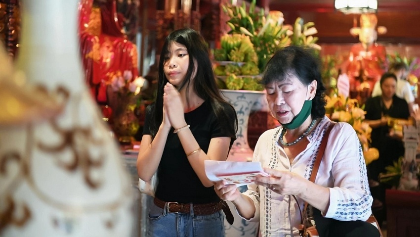 [Chùm ảnh] Sĩ tử đổ về Văn Miếu cầu may: Tín ngưỡng thi cử vẫn vẹn nguyên giá trị