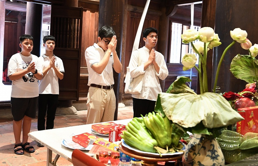 [Chùm ảnh] Sĩ tử đổ về Văn Miếu cầu may: Tín ngưỡng thi cử vẫn vẹn nguyên giá trị