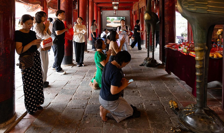 Không chỉ có người Hà Nội, mà cả những gia đình từ các tỉnh lân cận cũng tranh thủ thời gian đến thăm Văn Miếu