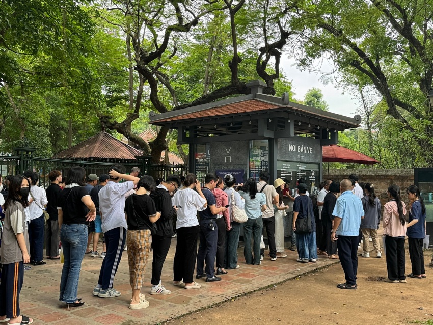 [Chùm ảnh] Sĩ tử đổ về Văn Miếu cầu may: Tín ngưỡng thi cử vẫn vẹn nguyên giá trị
