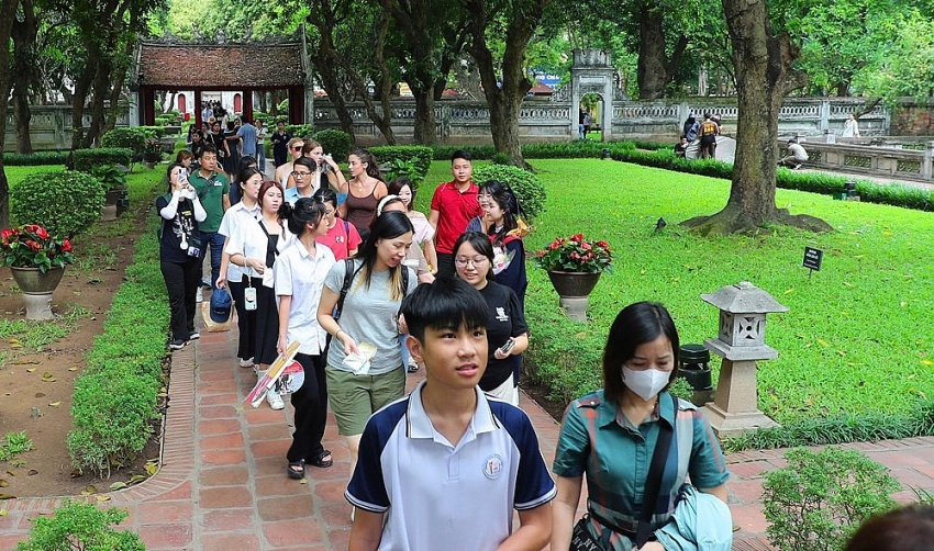 [Chùm ảnh] Sĩ tử đổ về Văn Miếu cầu may: Tín ngưỡng thi cử vẫn vẹn nguyên giá trị