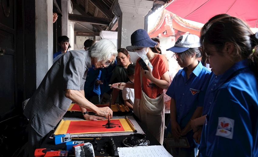 [Chùm ảnh] Sĩ tử đổ về Văn Miếu cầu may: Tín ngưỡng thi cử vẫn vẹn nguyên giá trị